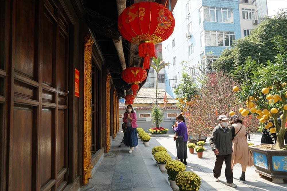Nên đến chùa Hà vào những ngày trong tuần để tránh đông đúc